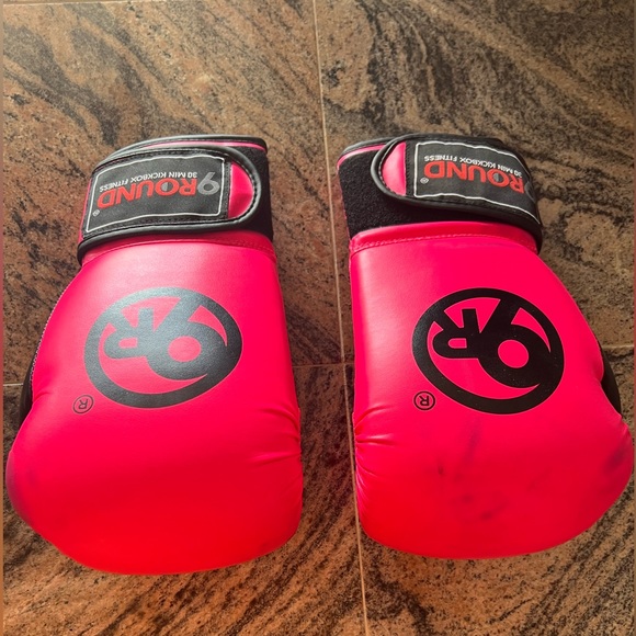 9 Round pink Women’s Boxing Gloves - Picture 3 of 4